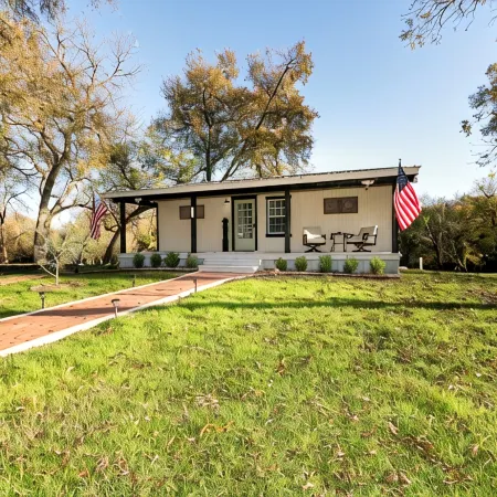 Country Cabin on the Creek in Belton with WiFi, AC