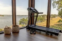 Lakefront Home, 2 King Beds, Kayak, Large Kitchen