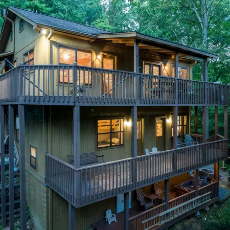 Secluded Cabin, Creek, Dogs ok, Theater&Escape Room, Hottub, Fireplace Fire Pit.