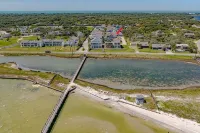 Pelican Point at Sailhouse with Pool and Pier - 4-Star