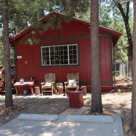 Cozy Cabin, 4 Beds-Dog friendly-15min Drive to to Ski Resort, Fenced yard