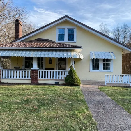 Charming 2-bedroom house in Fayetteville close to National Park and downtown.