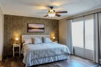 Relax fish/play: Pvt 25-acre clear Blue Lake w/ home that sleeps 10 comfortably. - Wifi