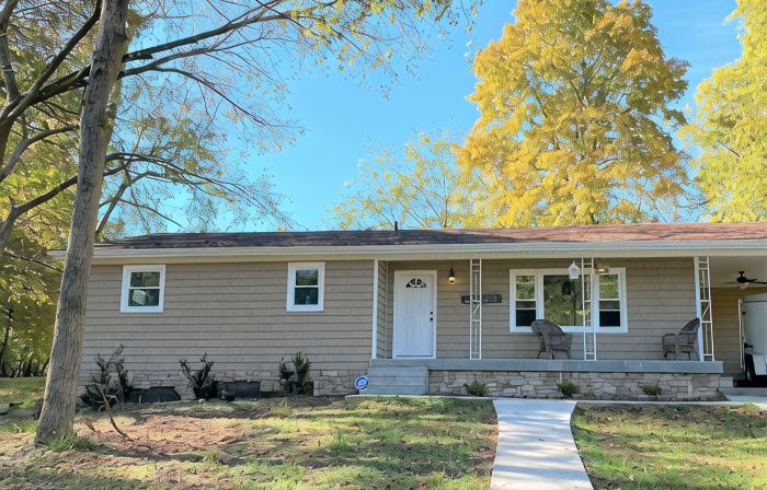 Sunny home across from Lake Barkley, fenced yard patio w/grill convenient to LBL