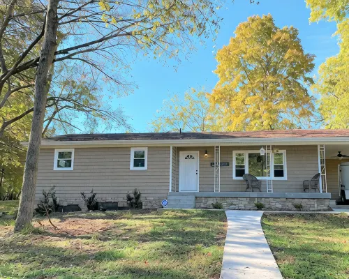 Sunny home across from Lake Barkley, fenced yard patio w/grill convenient to LBL Hotels in Trigg County