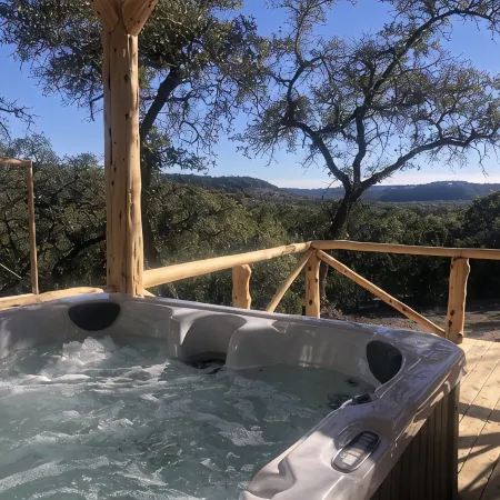 Unique Tilted Treehouse, Private Hot Tub, VIEW on acreage