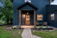 Wine Trail Retreat w/ Fire Pit, Cold Plunge, Grill, Walk to Downtown JC! - Wifi