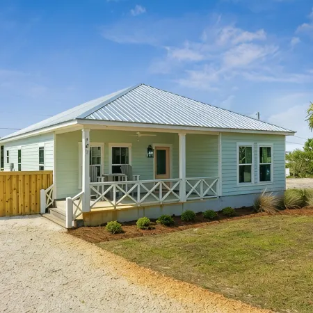 Cozy Beach Cottage with PRIVATE Pool and walk to BEACH!
