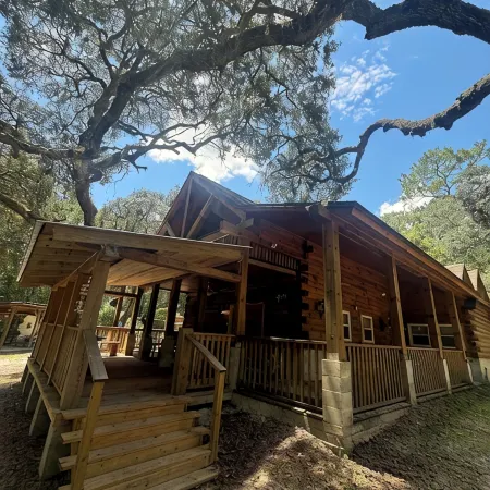 Charming 3 Bedroom, 2 Bath Custom Built Log Cabin in Ocala National Forest.