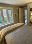 Creek side cottage with fire pit.  Walk to Cashiers. Dog friendly. - 4-Star
