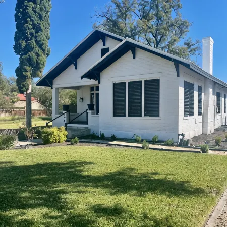 Gem on Spring-Upscale home walk to Main sleeps 11
