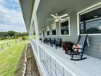 The Porch & Prairie Ranch, Sleeps 20! Peaceful Oasis, Pool, Jacuzzi, Events! 金布林縣住宿飯店