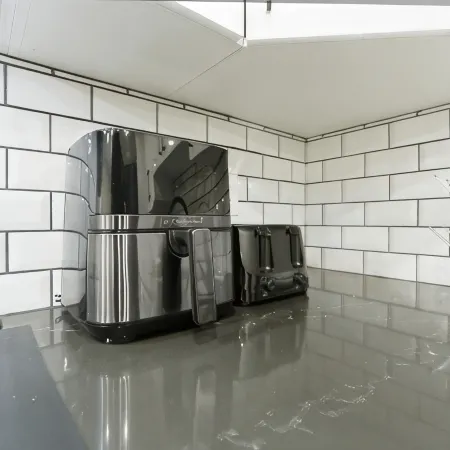 Stylish 2BR Basement Suite | 15 Mins to Airport