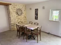 Gîte Léonie " Entre Cèze et Ardèche " 30430 BARJAC バルジャックのホテル