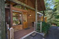 Private, Romantic Luxury Mountain Cabin in the Woods with Incredible Views - 5-Star