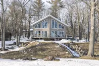 Beautiful cottage on the lake with brand new sauna, large yard and office space. - Homestays