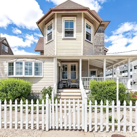 3rd to Beach*Big Discount Summer Weeks* Porch,Heart of B.H,Across Veterans Park