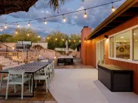 Mtn views, pool, hot tub, fire pit / 2 King suites / game room / modern & luxe Hotels in Tanque Verde