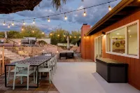 Mtn views, pool, hot tub, fire pit / 2 King suites / game room / modern & luxe
