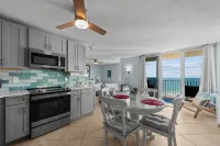 Fully Renovated Beachfront Condo Overlooking a Beach Sanctuary - ブティック