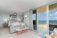 Fully Renovated Beachfront Condo Overlooking a Beach Sanctuary - ブティック