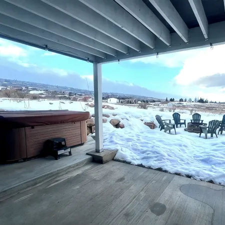 6 bedroom sleeps 22, Hot tub, and gorgeous view of Bear Lake, lots of amenities