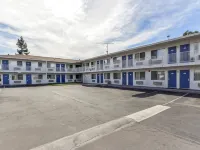 Super 8 by Wyndham Santa Clara Отели рядом с достопримечательностью «Торгово-развлекательный квартал Сантана-Роу»