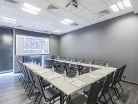 كيو هوتل كراكو Hotels near برونافيتسا