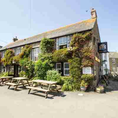 Kings Arms Hotel Exterior