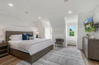 Historic Farmhouse with Pool & Hot Tub in Wine Country, Near Washington, DC - balcony