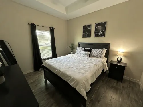 Quiet 2BR Retreat -Fenced yard -Modern Duplex - ห้องครัว