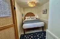 Old Florida Bungalow on a Tranquil Gulf Island Perfect for Couples or Anglers - Kitchenette
