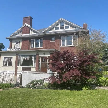 Jenny’s Suites, historic house in Welland, 20 minutes from Niagara Falls.