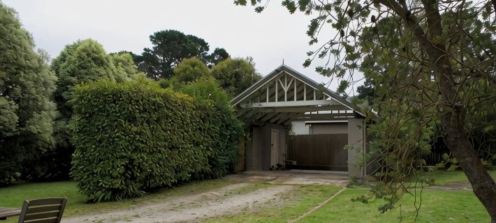 Close to town in walking distance to cafes, restaurants and Lake Alexandra Hotels in Bowral