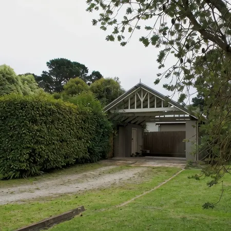 Close to town in walking distance to cafes, restaurants and Lake Alexandra