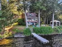 Spacious 5-bedroom lakefront home on pristine Lower Narrows Pond in Winthrop - 4성급