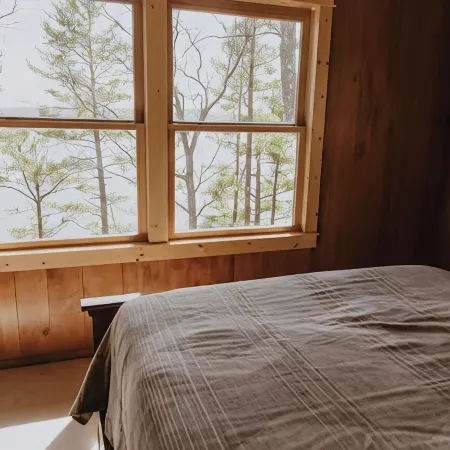 Cozy Vacation Cottage on the Lake with Hot Tub!