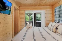 Cozy riverside cabin, hottub, fire-pit, fishing, tubing, relaxing - Hytter