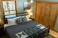 Hidden Honey Hole Cabin: 4 BEDROOM, POOLS, TENNIS/PICKLEBALL, HIKING, LAKE AREA - ブティック