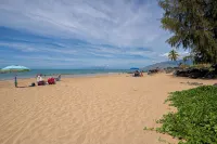 50 steps away from Maui's best beach, furnished with luxury details - مسبح