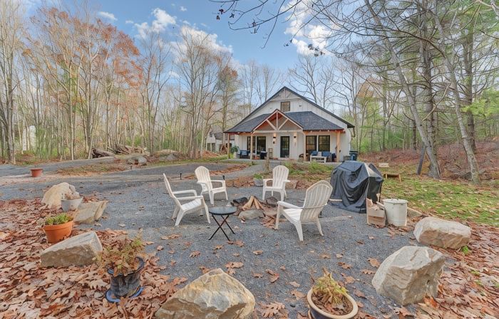Secluded Coastal Home and Cottage: Peaceful Nature Escape 3 Minutes to the Beach