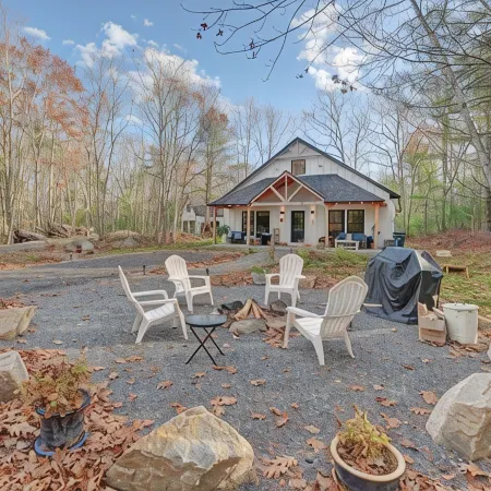 Secluded Coastal Home and Cottage: Peaceful Nature Escape 3 Minutes to the Beach