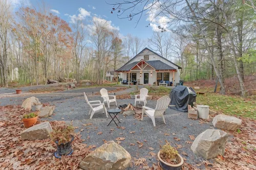 Secluded Coastal Home and Cottage: Peaceful Nature Escape 3 Minutes to the Beach - WiFi