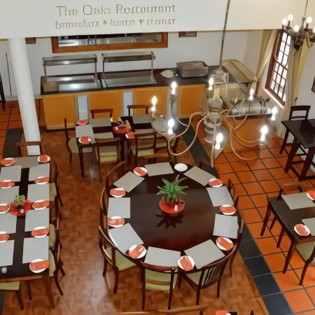 Oakhurst Hotel
