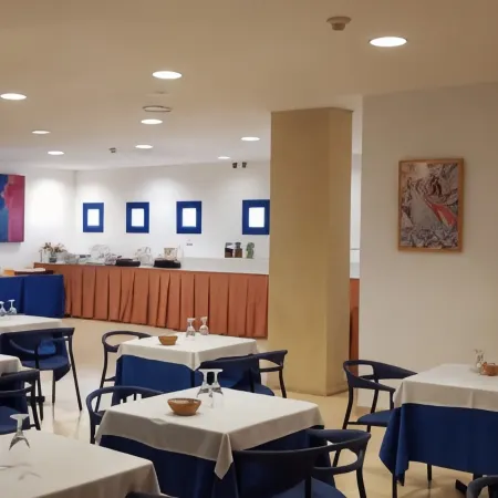 Hotel Octavia Отели в г. Кадакес
