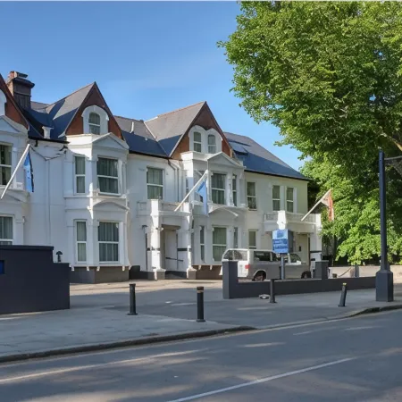 Best Western Chiswick Palace Suites Отели рядом с достопримечательностью «Станция метро Hammersmith»