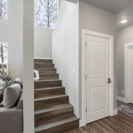 Le: 4-Bedroom 3Full Bathroom House in Gorgeous Anchorage Neighborhood