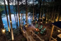 Peaceful Lakefront Retreat w/ Hot Tub, Fire Pit, Game Room, Screened Deck - 4 stjerner