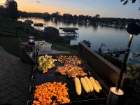 Lakefront Retreat Sleeps 12, Hot Tub, Boats, 1GIG Fibre, Pets, Wilmot Ski - 3 星級