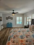 Waterfront Mid Century Cottage w/Pool and Spa- Close to beaches - Sleeps 9 - プール